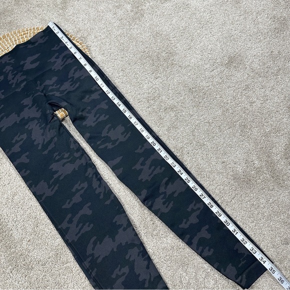 SPANX Look At Me Now Seamless Leggings High Rise in Black Camo Size L - Picture 15 of 15